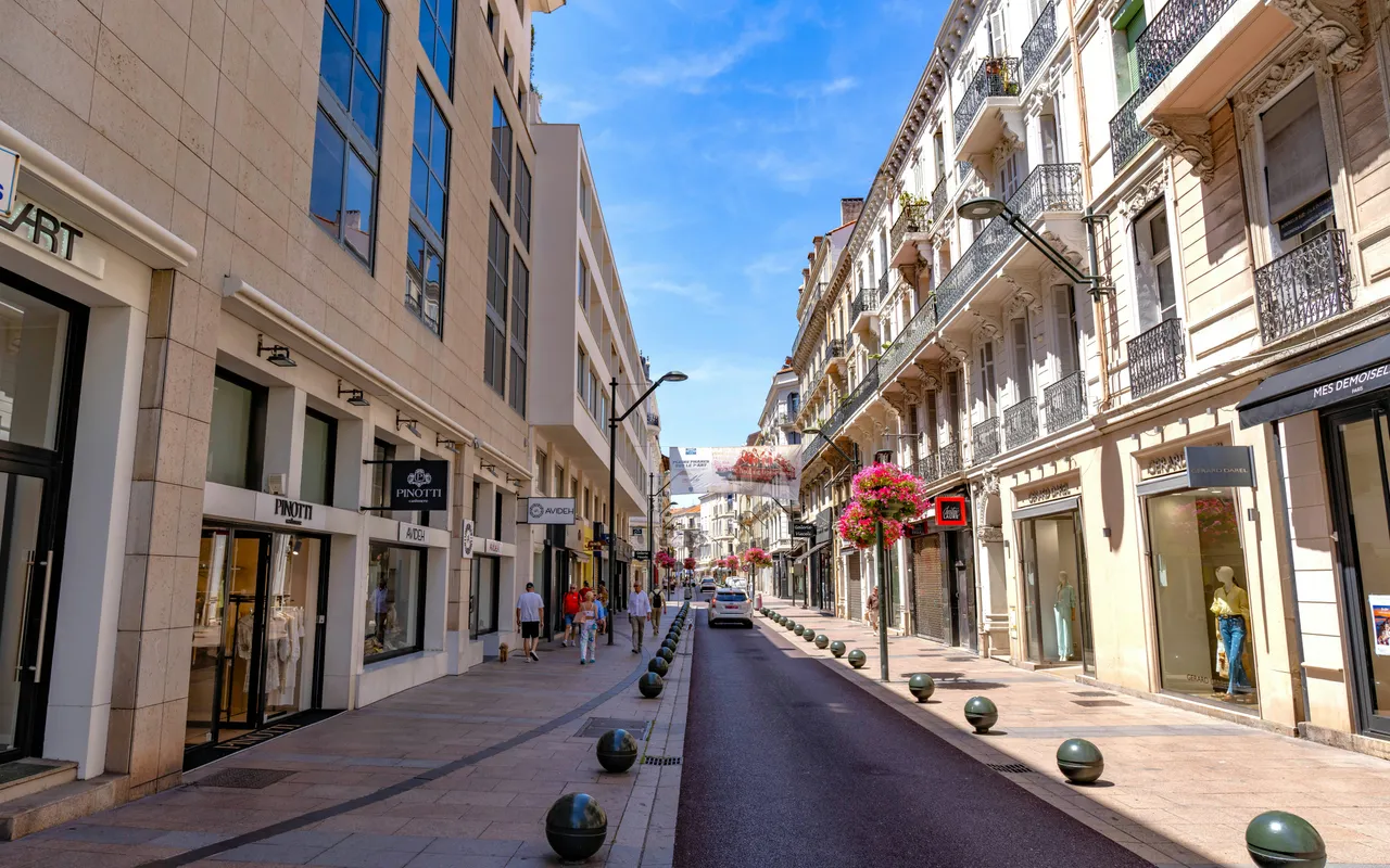 Boutiques luxe Cannes Antibes shopping : ce que les visiteurs demandent vraiment — "À quelle période les boutiques sont-elles au mieux de leur forme ?"