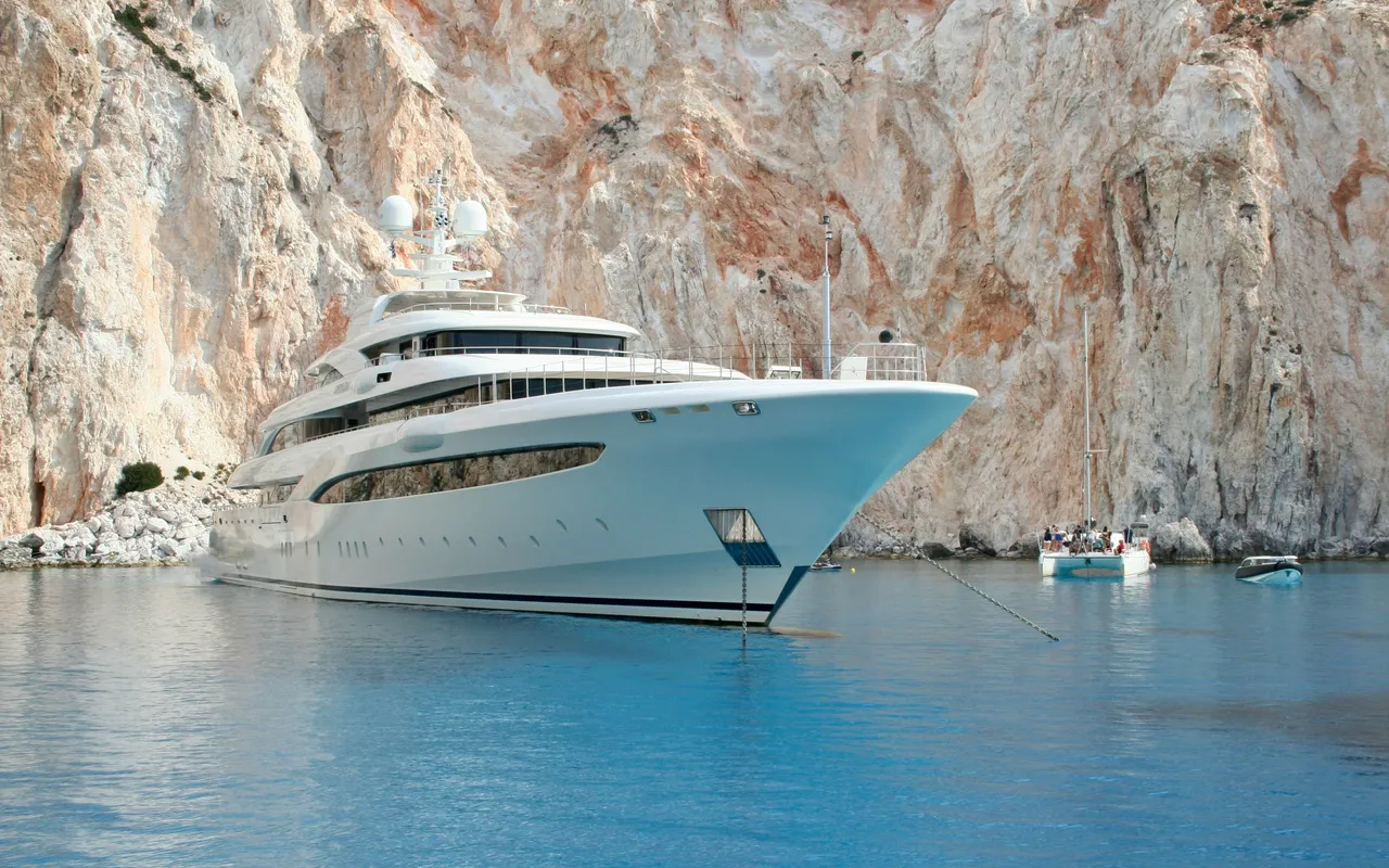 Ports de plaisance luxe en Méditerranée : ce qu'il faut savoir avant de mouiller l'ancre
