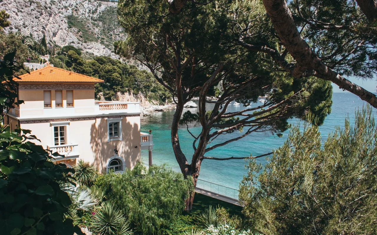 Posséder une résidence secondaire de luxe à Antibes et Cannes sans en subir les contraintes
