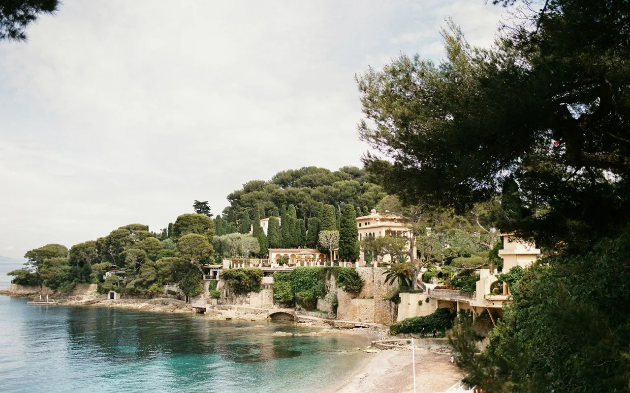 Acheter une villa d'architecte sur la Côte d'Azur pour sécuriser un patrimoine rare