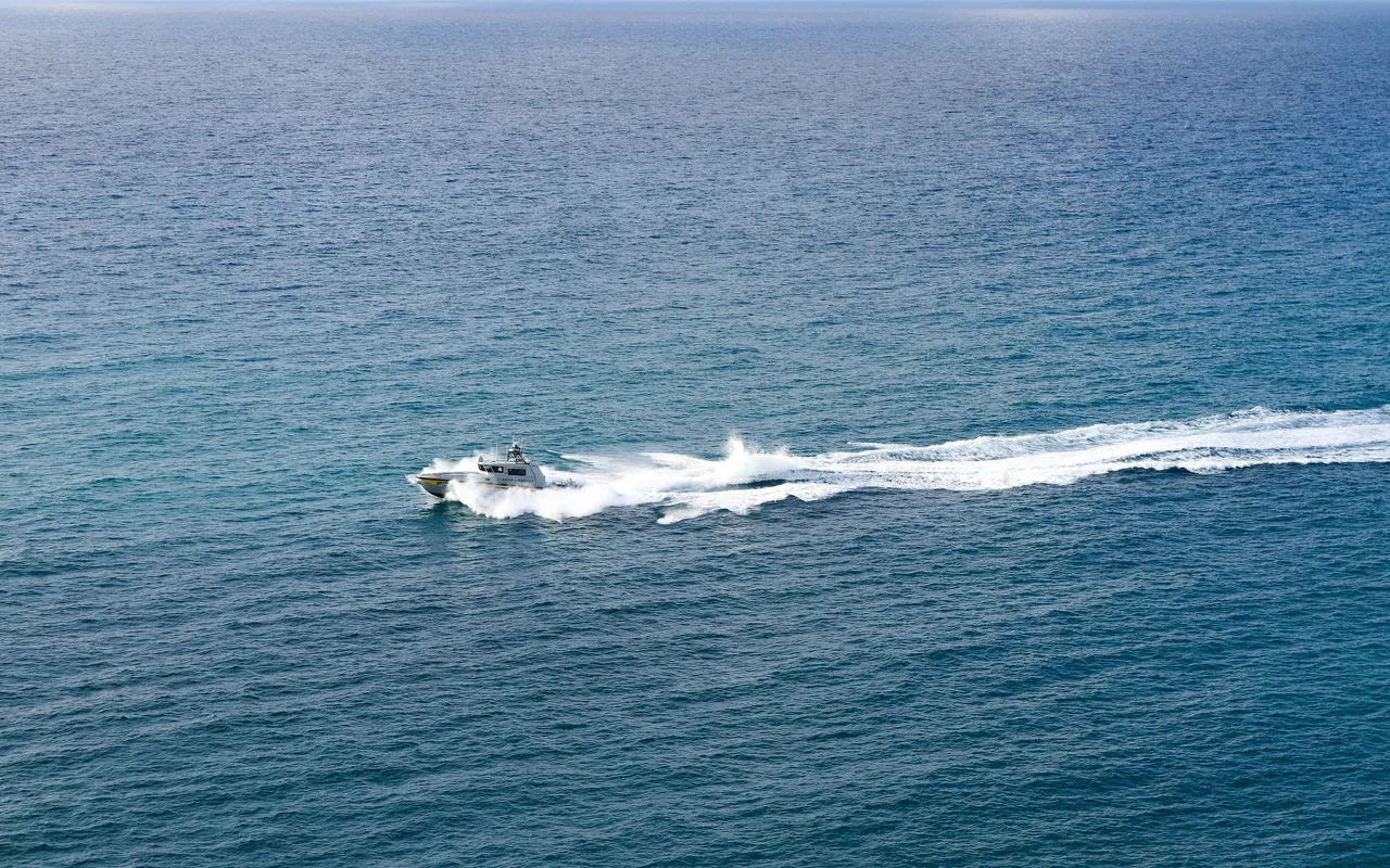 Yacht charter Côte d'Azur excursions mer : bateau à moteur ou catamaran, lequel choisir vraiment ? — Bateau à moteur, catamaran ou yacht de luxe : trois expériences radicalement différentes